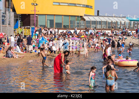 Southen-on-Sea, Essex, UK. 28th August, 2017. People enjoying the sun on the beach. After below average temperatures in August, bank holiday Monday turned out to be the hottest day of the month. Credit: Timothy Budd/Alamy Live News Stock Photo