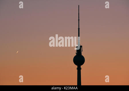 Berlin, Germany. 28th Aug, 2017. The silhouette of the TV Tower can be seen in the evening sky in Berlin, Germany, 28 August 2017. Photo: Maurizio Gambarini/dpa/Alamy Live News Stock Photo