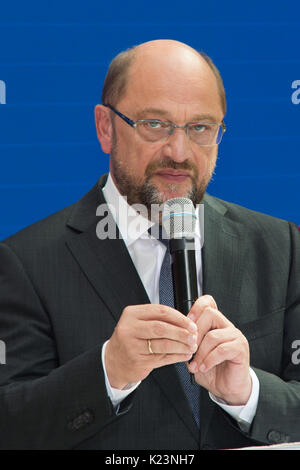Berlin, Germany. 28th Aug, 2017. During the National Education Alliance press conference, Martin Schulz, geste, mit Blick in die Kamera, 28.08.2017, Berlin, Credit: Uwe Koch/Alamy Live News Stock Photo