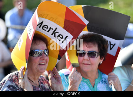 Bitterfeld-Wolfen, Germany. 29th Aug, 2017. dpatop - Two ladies protect themselves from the sun with posters at an election campaign event of the CDU in Bitterfeld-Wolfen, Germany, 29 August 2017. German general elections will be held on 24 September 2017. Credit: dpa picture alliance/Alamy Live News Stock Photo