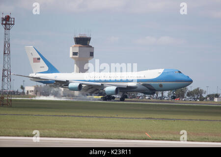 Corpus Christi, Texas, USA. 29th Aug, 2017. Air Force One, with U.S. President Donald Trump and First Lady Melania Trump aboard, arrives in Corpus Christi where the President met with Texas officials for an update on the Hurricane Harvey cleanup along the heavily damaged Texas coast. Credit: Bob Daemmrich/Alamy Live News