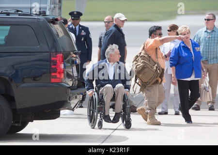 Corpus Christi, Texas, USA. 29th Aug, 2017. Texas Gov. Greg Abbott leaves the tarmac after greeting U.S. President Donald Trump and First Ladyh Melania Trump, who arrived in Corpus Christi for a briefing with Texas officials on the Hurricane Harvey cleanup along the heavily damaged Texas coast. Credit: Bob Daemmrich/Alamy Live News