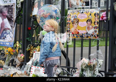 London, UK. 30th Aug, 2017. People are bringing flowers to Kensington Palace to memorise Princess Diana's death 20 years ago, London, UK Credit: Nastia M/Alamy Live News Stock Photo