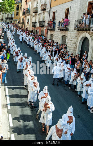 Italy Campania - Guardia Sanframondi 27th august 2017 Province of Benevento - Qunado in the sanctuary of Our Lady of the Assumption 'we heard the cry' Brothers, strength and courage. In the name of Mary, beat yourself! ', About 1000 Battens have begun the procession that concluded the' Riti Settennali di penitenza ' Credit: Realy Easy Star/Alamy Live News Stock Photo