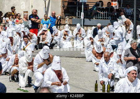Italy Campania - Guardia Sanframondi 27th august 2017 Province of Benevento - Qunado in the sanctuary of Our Lady of the Assumption 'we heard the cry' Brothers, strength and courage. In the name of Mary, beat yourself! ', About 1000 Battens have begun the procession that concluded the' Riti Settennali di penitenza ' Credit: Realy Easy Star/Alamy Live News Stock Photo