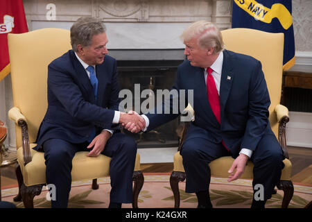 Washington, DC, USA, 28 August 2017. United States President Donald J. Trump (R) shakes hands with President Sauli Niinisto of Finland in the Oval Office of the White House in Washington, DC, USA, 28 August 2017. Credit: Michael Reynolds/Pool via CNP /MediaPunch/Alamy Live News Stock Photo