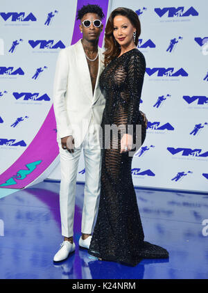 VMAs 2017: Amber Rose and 21 Savage get very hands on