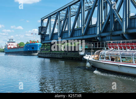 Barton Aqueduct bridge taking the Bridgewater Canal over the Manchester Ship Canal Stock Photo