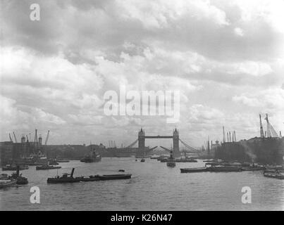 AJAXNETPHOTO. 8TH AUGUST, 1934. LONDON, ENGLAND. - SHIPPING IN THE POOL OF LONDON WITH TOWER BRIDGE DISTANT. PHOTO:T.J.SPOONER COLL/AJAX VINTAGE PICTURE LIBRARY REF; TJS193408 3  Stock Photo