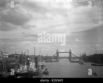 AJAXNETPHOTO. 8TH AUGUST, 1934. LONDON, ENGLAND. - SHIPPING IN THE POOL OF LONDON WITH TOWER BRIDGE DISTANT. PHOTO:T.J.SPOONER COLL/AJAX VINTAGE PICTURE LIBRARY REF; TJS193408 4  Stock Photo