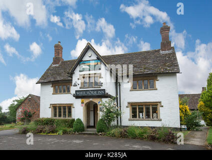 The White Horse Inn, 18th century free house pub and B & B at Compton Bassett, Wiltshire, England Stock Photo