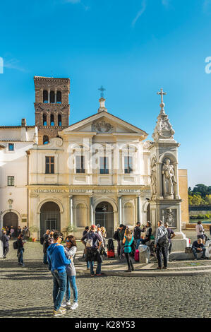 tourists in front of basilica di san bartolomeo all'isola Stock Photo