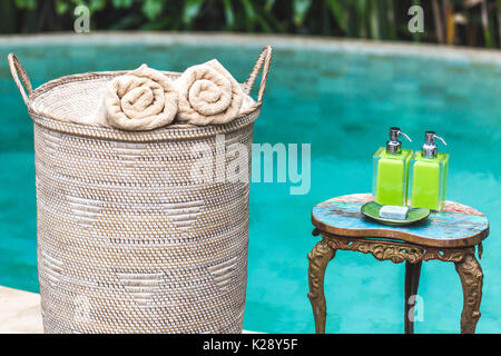 https://l450v.alamy.com/450v/k28y5f/shower-and-spa-kit-in-luxury-hotel-shampoo-lotion-handmade-organic-k28y5f.jpg