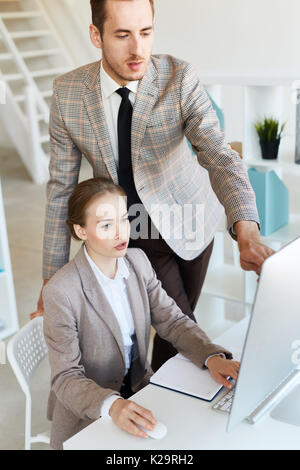 Young business woman presenting stock market diagram Stock Photo - Alamy