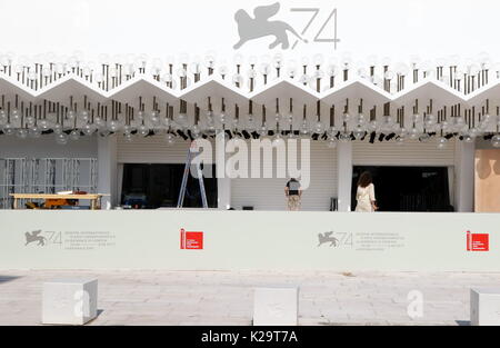Venice, Italy. 29th August, 2017. Men at work during the 74th Venice International Film Festival in Venice Lido, Italy. 29th Aug, 2017. (will run from August 30th to September 9th) Credit: Andrea Spinelli/Alamy Live News