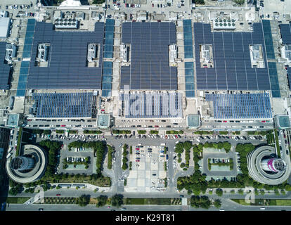 Yiwu. 29th Aug, 2017. Aerial photo taken on Aug. 29, 2017 shows the solar PV panels installed on the roof of Yiwu International Trade City in Yiwu, east China's Zhejiang Province. The PV project on the roof, which has the total installed capacity of 20 megawatt (MW), is planned to supply power to the trade center for the following 25 years. Credit: Xu Yu/Xinhua/Alamy Live News Stock Photo