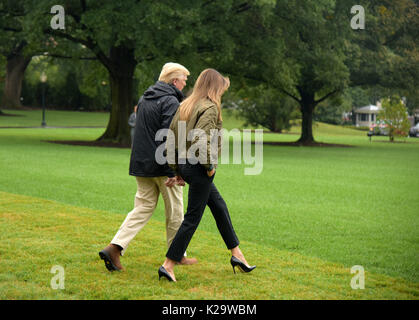 Washington, DC, USA. 29th Aug, 2017. U.S. President Donald Trump (L) and First Lady Melania Trump walk to board Marine One before departing the White House for Joint Base Andrews, en route to Corpus Christi, Texas, in Washington, DC, the United States, on Aug. 29, 2017. President Donald Trump went to Texas on Tuesday to see the recovery efforts underway in the aftermath of Hurricane Harvey. Credit: Yin Bogu/Xinhua/Alamy Live News