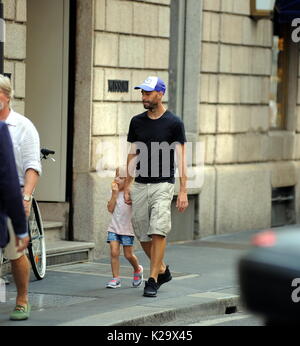 Milan, Borja Valero with her daughter in the center for the first time to know Milan The new purchase of INTER, the Spanish BORJA VALERO, bought by FIORENTINA, arrives for the first time in the center. Taking advantage of the championship stop, Borja Valero brings with her little daughter LUCIA around the city, and after walking all over the quadrilateral, she makes shopping in the 'Rinascente' in Corso Vittorio Emanuele. Stock Photo