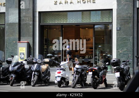 Milan, Borja Valero with her daughter in the center for the first time to know Milan The new purchase of INTER, the Spanish BORJA VALERO, bought by FIORENTINA, arrives for the first time in the center. Taking advantage of the championship stop, Borja Valero brings with her little daughter LUCIA around the city, and after walking all over the quadrilateral, she makes shopping in the 'Rinascente' in Corso Vittorio Emanuele. Stock Photo