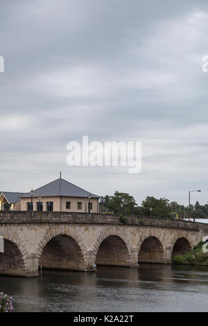 Maidenhead, Buckinghamshire, UK. 30th August 2017. UK Weather: Early morning cloud over Maidenhead. London and South East England Forecast Summary Today Cloud thickening through the morning with outbreaks of rain eventually affecting all areas and becoming locally heavy by the afternoon. Maidenhead Bridge is a Grade I listed bridge carrying the A4 road over the River Thames between Maidenhead, Berkshire and Taplow, Buckinghamshire, England. It crosses the Thames Stock Photo