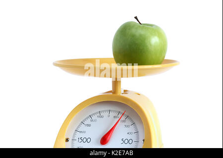 https://l450v.alamy.com/450v/k2e7ab/green-apple-lying-on-yellow-kitchen-scale-isolated-on-white-background-k2e7ab.jpg