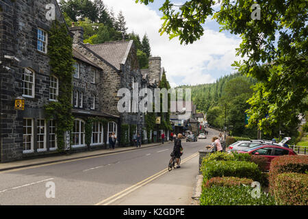 The village centre of Betwsycoed with the The Royal Oak Hotel coaching inn and main A5 road route in to Snowdonia National Park Stock Photo