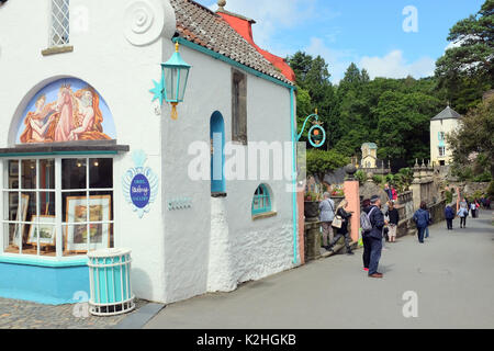 Portmeirion, Wales, UK. August 01, 2017. Toursts and the Rob Piercy gallery in the village of uniuqe Spanish design architecture at Portmeirion in Nor Stock Photo