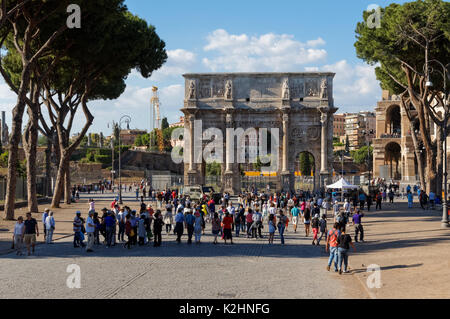 Tourists in front of the Arch of Constantine, Rome, Italy Stock Photo