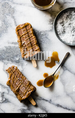 Healthy vegan salted caramel & chocolate swirl popsicles Stock Photo