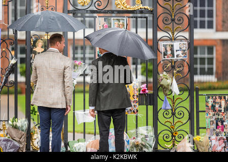 London, UK. 30th Aug, 2017. TRH Princes William and Harry paid tribute to their mother, Princess Diana, on the eve of the 20th anniversary of her death by viewing the floral tributes left at the gates of her former home, Kensington Palace. Wednesday 30th August 2017 Credit: amanda rose/Alamy Live News Stock Photo