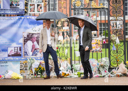 London, UK. 30th Aug, 2017. TRH Princes William and Harry paid tribute to their mother, Princess Diana, on the eve of the 20th anniversary of her death by viewing the floral tributes left at the gates of her former home, Kensington Palace. Wednesday 30th August 2017 Credit: amanda rose/Alamy Live News Stock Photo