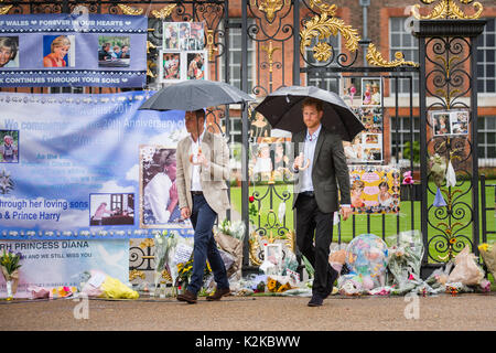 London, UK. 30th Aug, 2017. TRH Princes William and Harry paid tribute to their mother, Princess Diana, on the eve of the 20th anniversary of her death by viewing the floral tributes left at the gates of her former home, Kensington Palace. Wednesday 30th August 2017 Credit: amanda rose/Alamy Live News Stock Photo