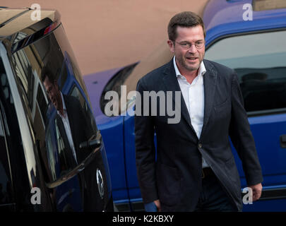 Kulmbach, Germany. 30th Aug, 2017. Former German Defence Minister Karl-Theodor zu Guttenberg arriving to a CSU electoral campaign event in the Stadthalle in Kulmbach, Germany, 30 August 2017. Photo: Sven Hoppe/dpa/Alamy Live News Stock Photo