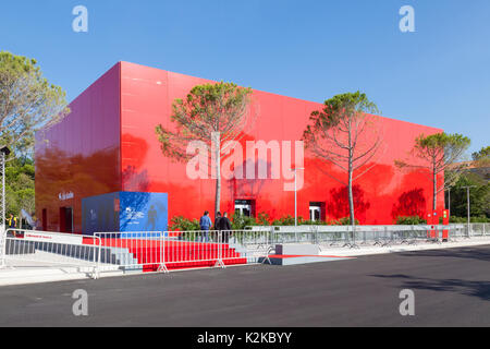 Lido, Venice, Italy. 30th Aug, 2017. Venues for the 2017 Film Festival after last minute preparations and installations and before the crowds arrive for the opening of the festival. Last minute preparations on the red carpet entrance to the Sala Giardino and placement of barriers for priority guests. Stock Photo