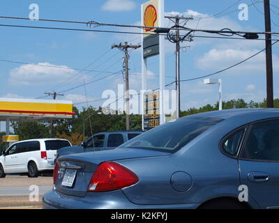 Dallas,USA,31st August 2017: Gasoline prices and supply surprised everyone in North Texas today. Many stations ran out of gasoline, while others had long lines with customers that had short fuses. Some think that it will go away as quick as it came, while others are already putting the finger on a bigger problem down the road. Credit: dallaspaparazzo/Alamy Live News Stock Photo