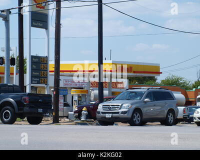 Dallas,USA,31st August 2017: Gasoline prices and supply surprised everyone in North Texas today. Many stations ran out of gasoline, while others had long lines with customers that had short fuses. Some think that it will go away as quick as it came, while others are already putting the finger on a bigger problem down the road. Credit: dallaspaparazzo/Alamy Live News Stock Photo