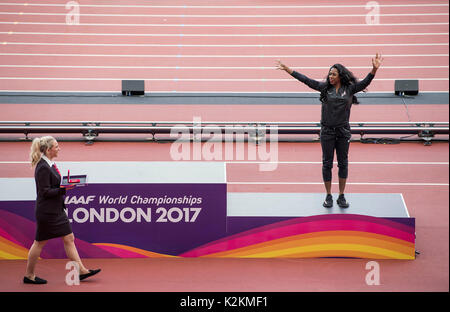 London, Grossbritannien. 04th Aug, 2017. Neuvergabe von Medaillen von vergangenen Weltmeisterschaften. Siegerehrung, Medal Ceremony, 400m der Frauen aus Daegu 2011. Francena MCCORORY, USA, 3.Platz. Eroeffnungsfeier am 04.08.2017 Leichtathletik Weltmeisterschaft 2017 in London/ Grossbritannien, vom 04.08. - 13.08.2017. | Verwendung weltweit Credit: dpa/Alamy Live News Stock Photo