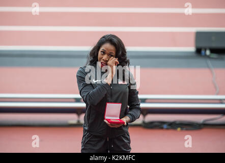 London, Grossbritannien. 04th Aug, 2017. Neuvergabe von Medaillen von vergangenen Weltmeisterschaften. Siegerehrung, Medal Ceremony, 400m der Frauen aus Daegu 2011. Francena MCCORORY, USA, 3.Platz, Traenen, weint, Tranen Eroeffnungsfeier am 04.08.2017 Leichtathletik Weltmeisterschaft 2017 in London/ Grossbritannien, vom 04.08. - 13.08.2017. | Verwendung weltweit Credit: dpa/Alamy Live News Stock Photo