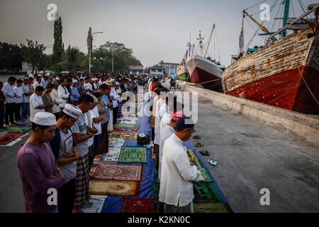 Jakarta, Indonesia. 01st Sep, 2017. Indonesian Muslims take part in prayers during Eid Al-Adha at Sunda Kelapa port. Muslims around the world are celebrating Eid Al-Adha, called as well 'Sacrifice Feast' or 'Bakr-Eid'. On September 01, 2017 in Jakarta, Indonesia. Credit: SOPA Images Limited/Alamy Live News Stock Photo