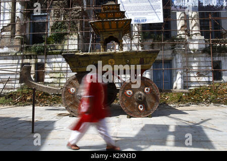 Kathmandu, Nepal. 1st Sep, 2017. A woman passing by a chariot placed for upcoming Indra Jatra festival in Kathmandu, Nepal on Friday, September 01, 2017. Credit: Skanda Gautam/ZUMA Wire/Alamy Live News Stock Photo