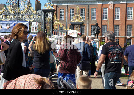 Kensington, UK. 31st Aug, 2017. Thousands of Floral Tributes have been laid at Kensington Palace by members of the public to Remember Princess Diana, the Queen of Hearts, who sadly died 20 years ago today in a car accident in Paris Credit: Keith Larby/Alamy Live News Stock Photo