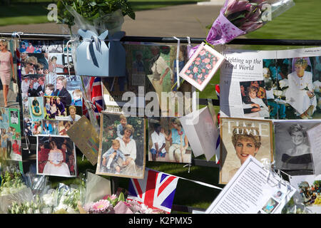 Kensington, UK. 31st Aug, 2017. Thousands of Floral Tributes have been laid at Kensington Palace by members of the public to Remember Princess Diana, the Queen of Hearts, who sadly died 20 years ago today in a car accident in Paris Credit: Keith Larby/Alamy Live News Stock Photo