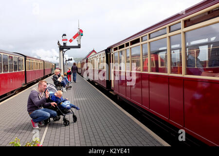 Porthmadog, Wales, UK. August 03, 2017. The Festiniog railway train leaving the platform with spectators waving at Porthmadog in Wales. Stock Photo