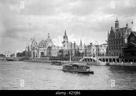 AJAXNETPHOTO. 1900. PARIS, FRANCE. - UNIVERSAL EXPOSITION - WORLD FAIR - THE PAVILLION OF THE UNITED STATES NATIONAL BUILDING  (LEFT) AND OTHER PALAIS DES NATIONS ON THE BANKS OF THE SEINE WITH A TRIPPER BOAT PASSING BY.   PHOTO; AJAX VINTAGE PICTURE LIBRARY REF:PAR/EXPO 1900 1. Stock Photo
