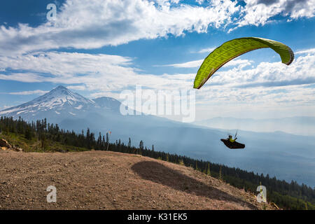 The paraglider takes off from the Whaleback launch near Mount Shasta in Northern California Stock Photo