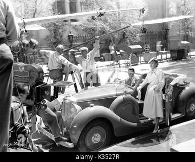 ADVENTURE IN DIAMONDS GEORGE BRENT, ISA MIRANDA FI PRODUCTION 1930s FI MICROPHONE BOOM FI LIGHTING DIFFUSER MOTORCAR 1930s LAGONDA   ADVENTURE IN DIAMONDS in car L-R, GEORGE BRENT, ISA MIRANDA Stock Photo