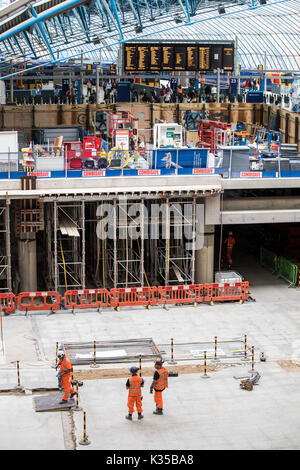 Waterloo Upgrade ..... Commuters arriving at Waterloo during the upgrade with half the platforms in use   Credit: Evening Standard Stock Photo