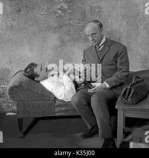 Sir Roger Casement, Fernsehfilm, Deutschland 1968, Regie: Hermann Engelstadt, Darsteller: Manfred Steffen (rechts) Stock Photo