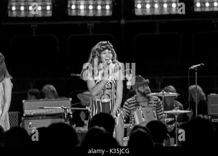 Amerikanische Sängerin Tina Turner bei einem Fernsehauftritt, Deutschland 1970er Jahre. American singer Tina Turner performing in German TV, Germany 1970s. Stock Photo