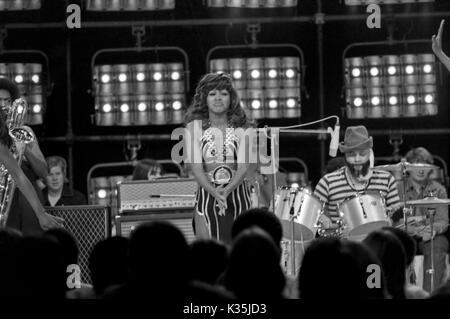 Amerikanische Sängerin Tina Turner bei einem Fernsehauftritt, Deutschland 1970er Jahre. American singer Tina Turner performing in German TV, Germany 1970s. Stock Photo